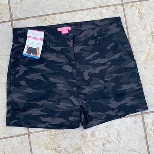 NWT - black Camo Short (Isaac Mizrahi size 10)